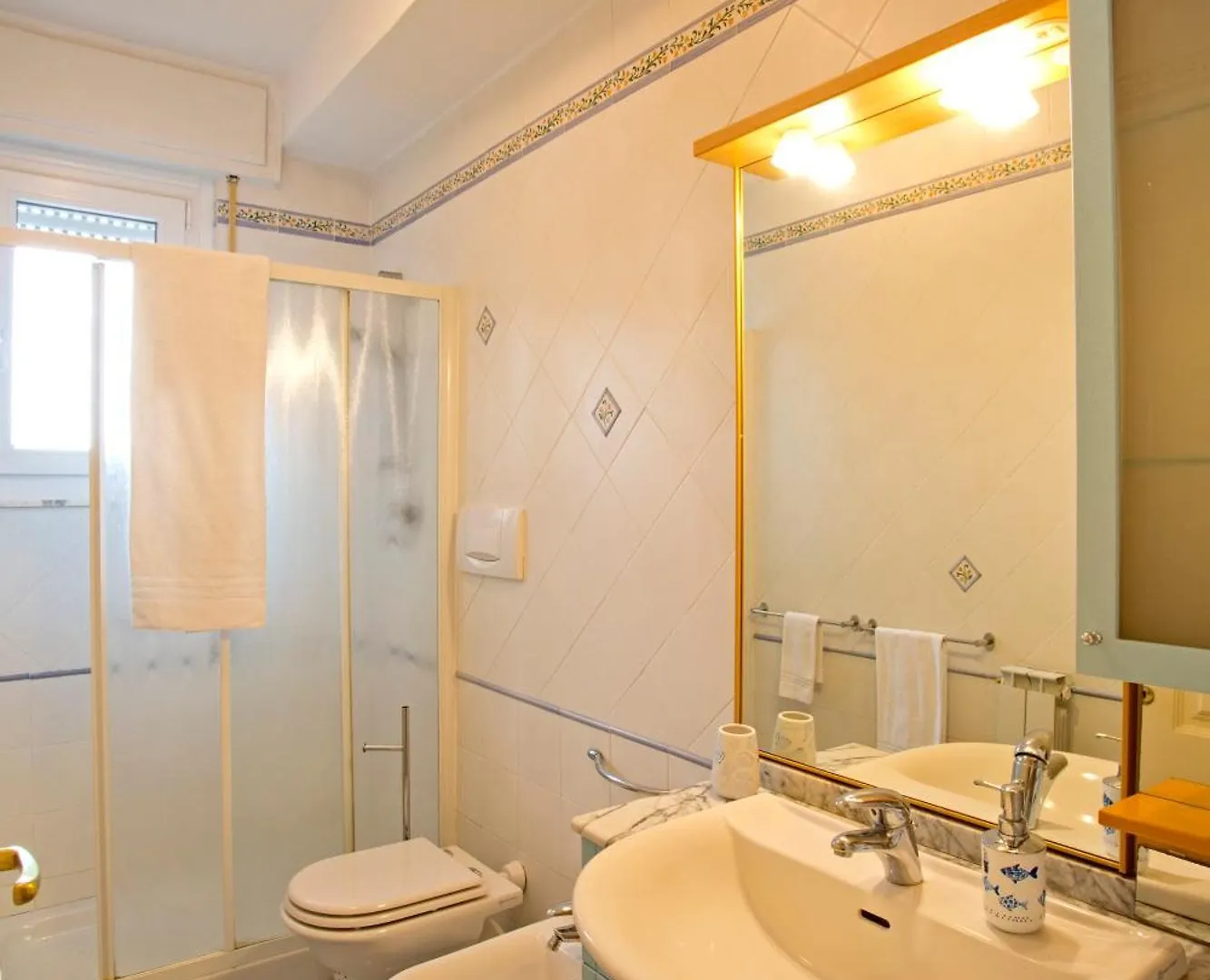Casa Nica, Comfortable Flat Just 200 M From The Sea Lido di Camaiore 0*,  Italy