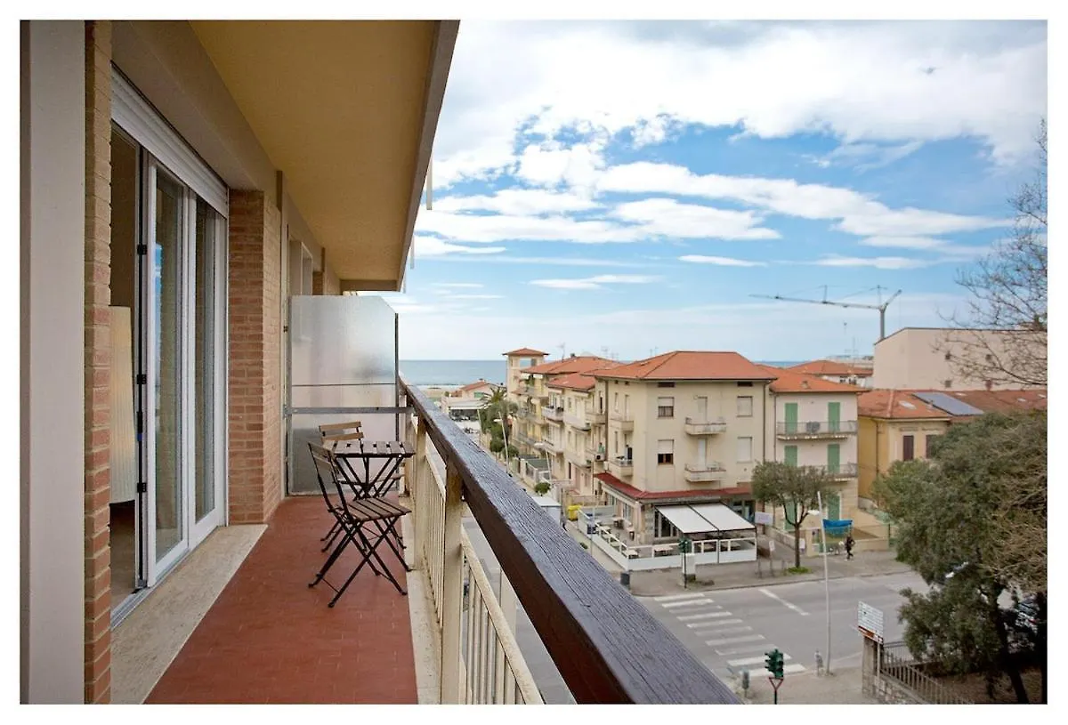 Casa Nica, Comfortable Flat Just 200 M From The Sea Lido di Camaiore