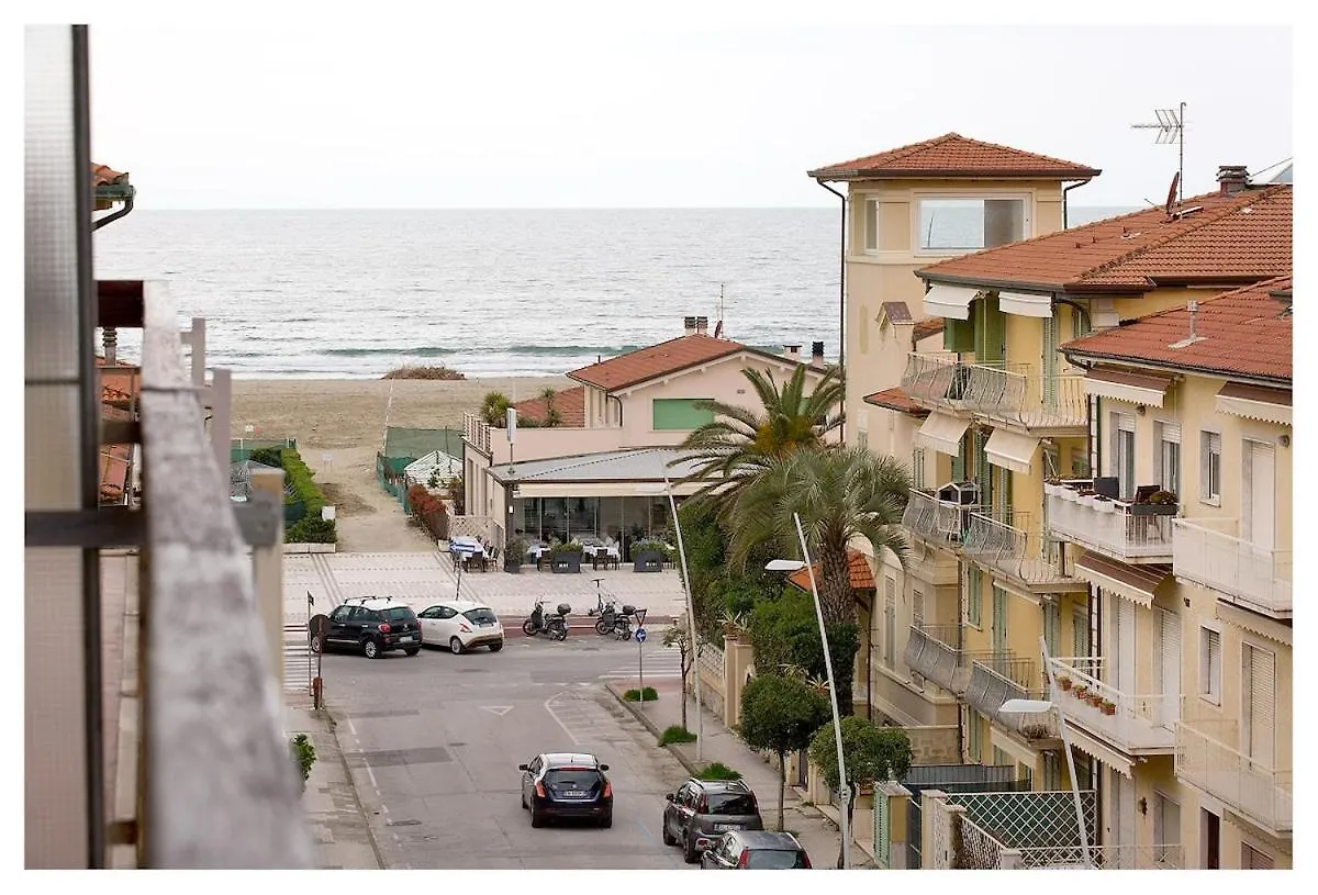Casa Nica, Comfortable Flat Just 200 M From The Sea Lido di Camaiore